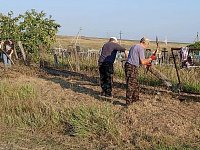 В Садовом провели субботник на сельском кладбище