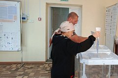 Избиратели приходят на участок с хорошим настроением