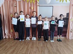 Учащиеся ДШИ с. Святославки нарисовали рисунки для бойцов