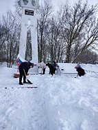 В Благовещенке участники «Снежного десанта» убрали территорию памятника героям-землякам