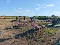 В Николаевке прошел субботник на сельском кладбище