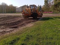Фермер выделил спецтехнику для грейдирования дороги в Низовке