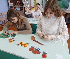 Полоцкие школьники сделали обереги для бойцов СВО