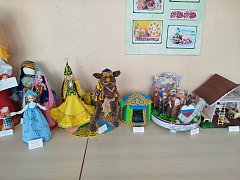В Самойловской школе прошла выставка-конкурс поделок, посвященная Году единства народов России