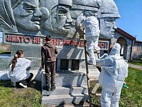 «Первые» привели в порядок памятник участникам Великой Отечественной войны