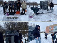 В Каменке провели уборку памятника героям-землякам
