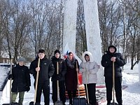 В Благовещенке участники «Снежного десанта» убрали территорию памятника героям-землякам