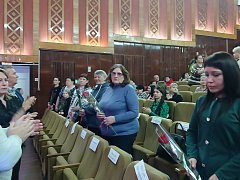 Цветы и песни в праздничный день – для женщин!