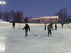 А у нас каток сияет, покататься приглашает!