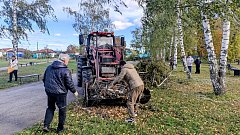 В центральном парке Самойловки прошел субботник