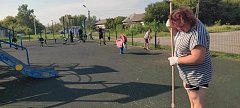 Депутаты сельского Совета провели субботник на детской площадке
