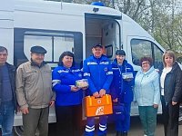 Поздравления принимали работники скорой помощи