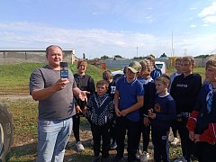 В Полтавке школьники познакомились с местным сельхозпредприятием