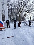 В Благовещенке участники «Снежного десанта» убрали территорию памятника героям-землякам