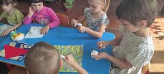 Дети мастерили куклы-обереги