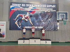 В «Молодежном» соревновались юные борцы
