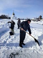 В Благовещенке участники «Снежного десанта» убрали территорию памятника героям-землякам