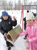 В Красавке первоклассники развесили кормушки для птиц