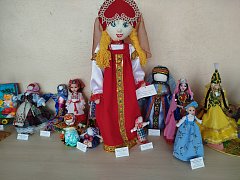 В Самойловской школе прошла выставка-конкурс поделок, посвященная Году единства народов России