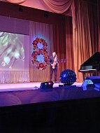 Цветы и песни в праздничный день – для женщин!