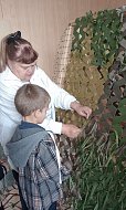 Школьники попробовали плести маскировочные сети