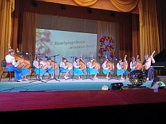 Цветы и песни в праздничный день – для женщин!