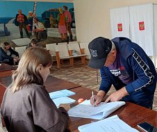 Избиратели приходят на участок с хорошим настроением