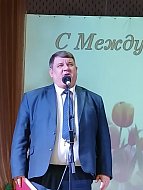 Цветы и песни в праздничный день – для женщин!