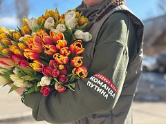 Саратовские активисты поздравили женщин-волонтёров и семьи героев с наступающим 8 Марта 