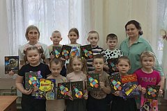 Дошкольники сделали поделки на космическую тему