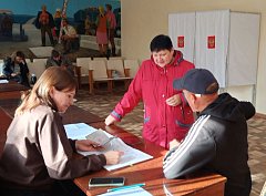 Избиратели приходят на участок с хорошим настроением