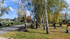 В центральном парке Самойловки прошел субботник