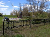 В Тюменевке активисты убрали территорию у памятника героям войны