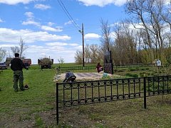 В Тюменевке активисты убрали территорию у памятника героям войны