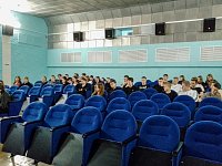 Школьники отправились всем классом в кино