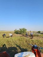 В Садовом провели субботник на сельском кладбище