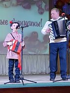 Цветы и песни в праздничный день – для женщин!