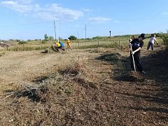 В Николаевке прошел субботник на сельском кладбище