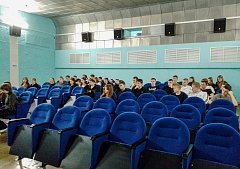 Школьники отправились всем классом в кино