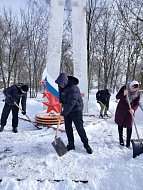 В Благовещенке участники «Снежного десанта» убрали территорию памятника героям-землякам