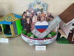 В Самойловской школе прошла выставка-конкурс поделок, посвященная Году единства народов России